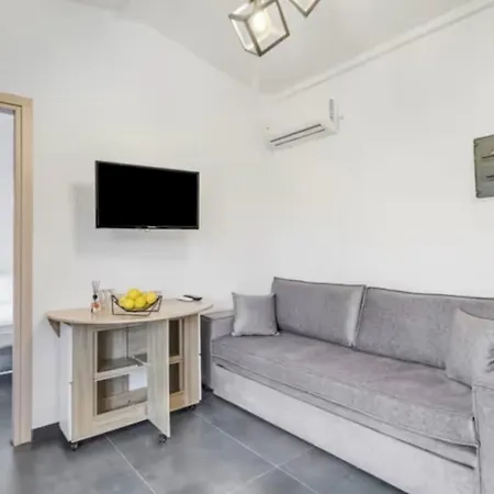 μyrsini Vila Katomerion